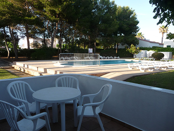 terraza apartamentos con piscina menorca